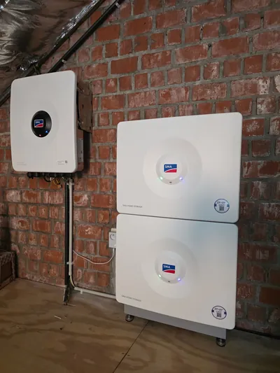 SMA Home Storage batterijmodules met omvormer op een bakstenen muur