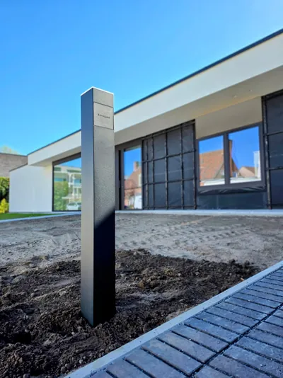 Smappee laadzuil voor een modern gebouw