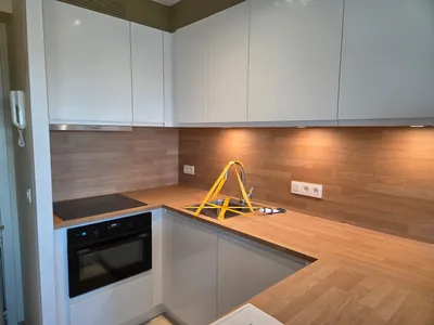 Keuken met verlichting onder bovenkasten en stopcontacten boven het werkblad